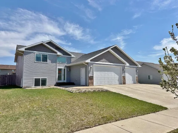 1312 28th St NW, Minot, ND 58703