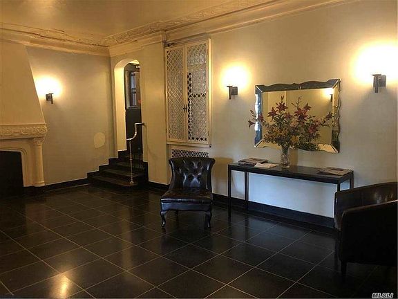 5th image of 141 Woodmere Blvd APT 3A