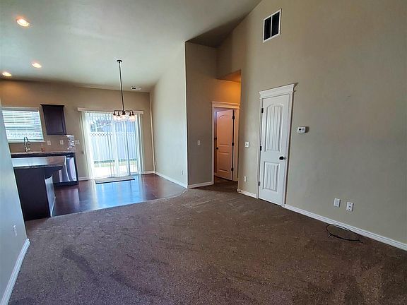 4th image of 710 Emerald St