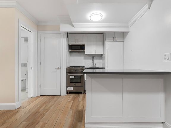 3rd image of 210 E 22nd St APT Glb