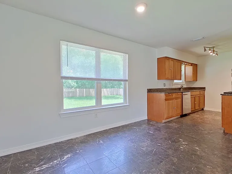 410 Wildwood St — Photo 6