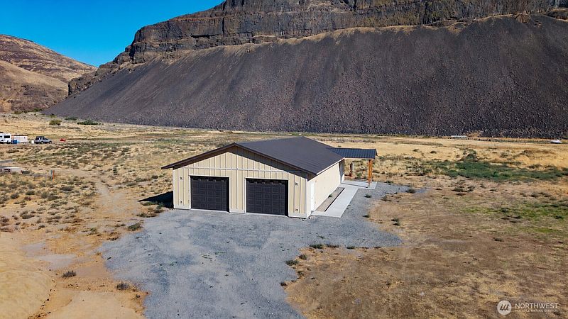 3rd image of 1050 Palisades Road