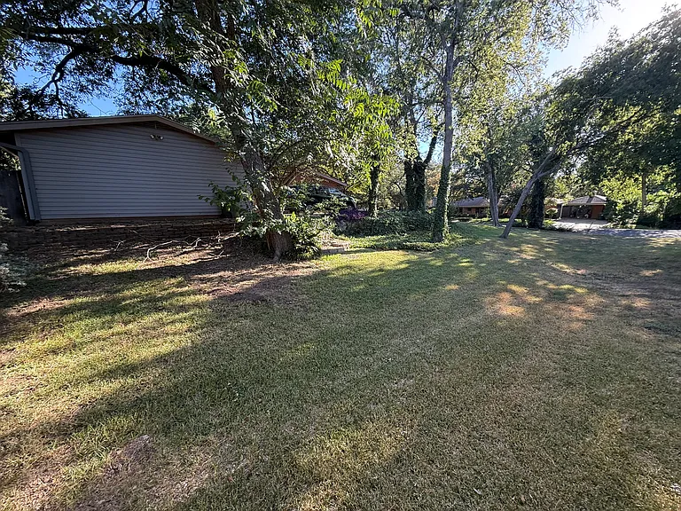 Unfenced side yard area
