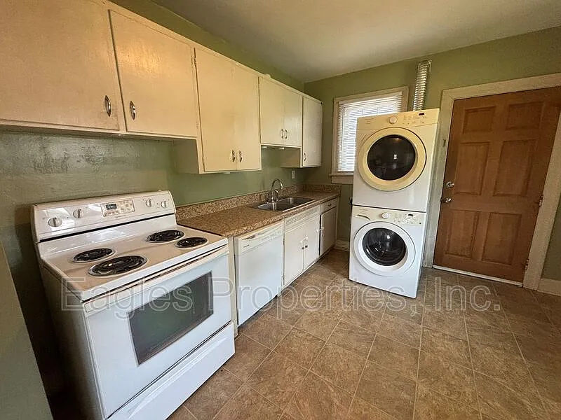 2 bed, 1.0 bath, $1,200 — Photo 3