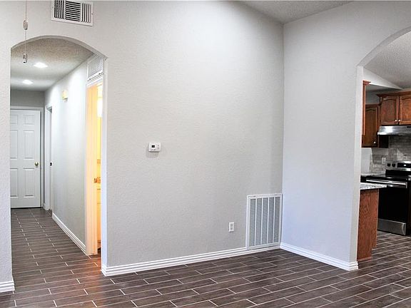 5th image of 2105 Highmont Dr