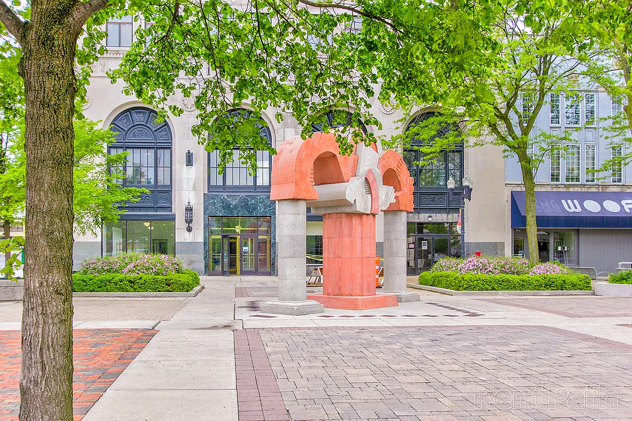 43 Town Square — Photo 4