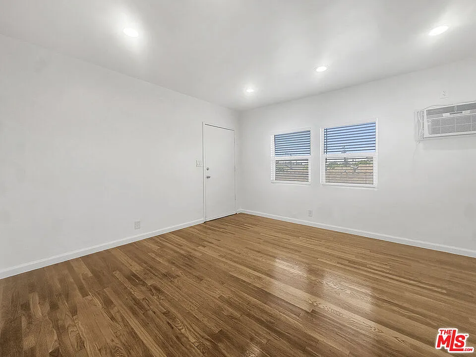 2 bed, 1.0 bath, $2,195 — Photo 2