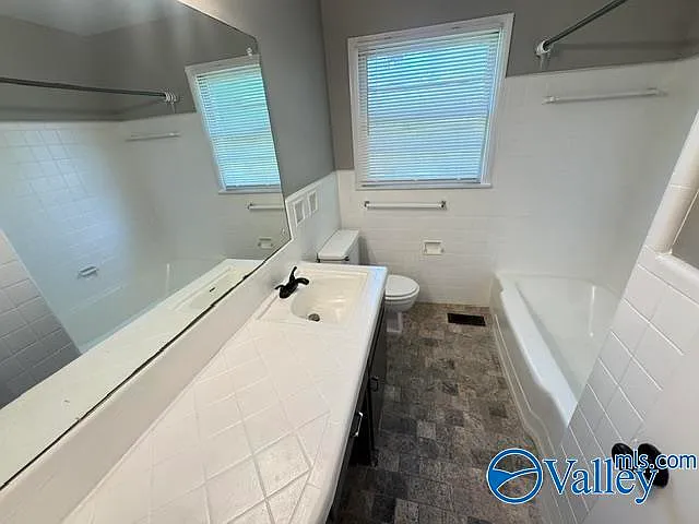 1114 Retlaw St NW — Photo 22