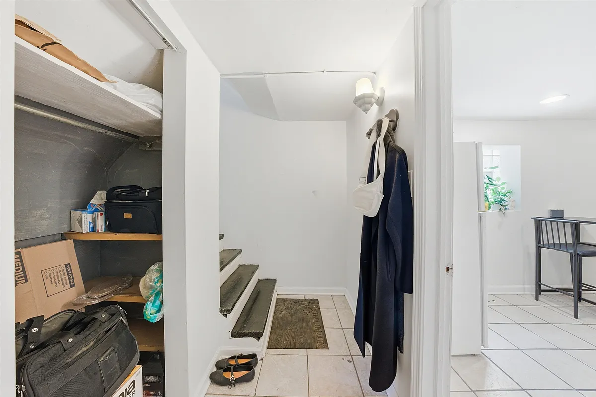 Building Photo - 4115 W Melrose St #GN