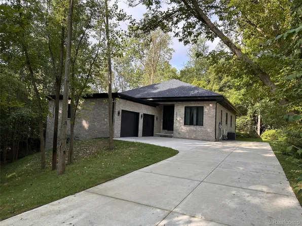 28219 Westbrook Ct, Farmington Hills, MI 48334