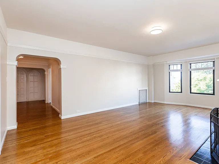 2275 Broadway — Photo 21