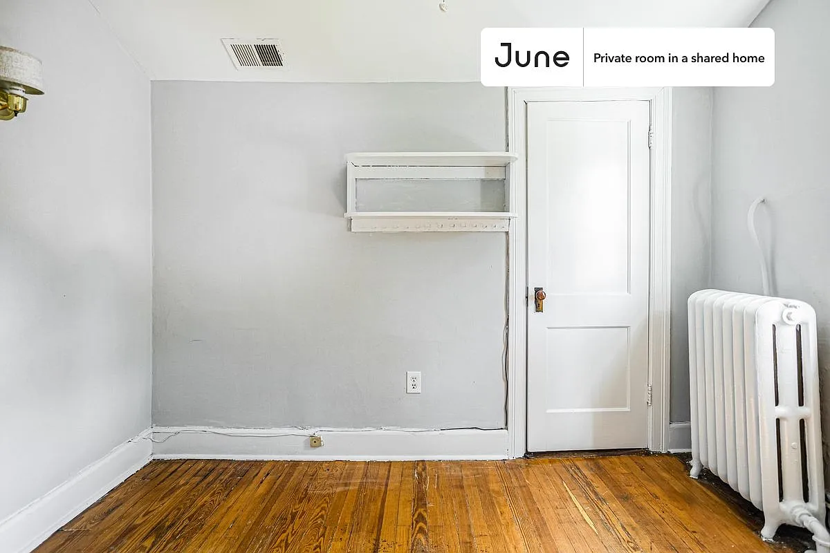 Full bedroom in 6 bed/3 bath home in Brookland #1098 F — Photo 4