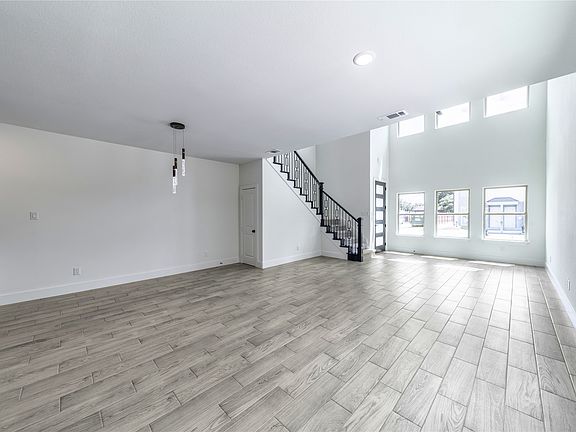 4th image of 1426 Evans Ave