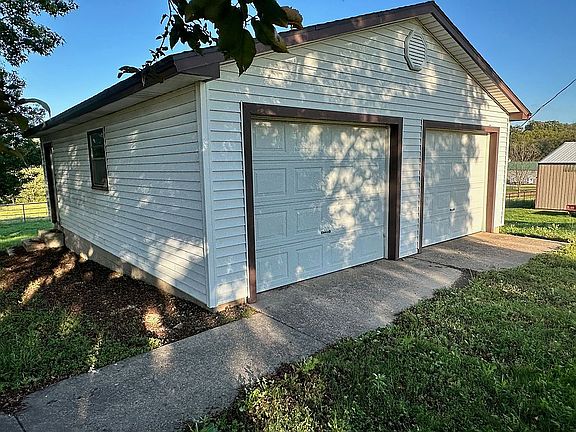 3rd image of 1076 N Barrington Rd