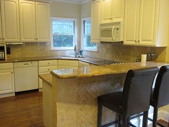 3rd image of 1323 Wildcliff Pkwy NE