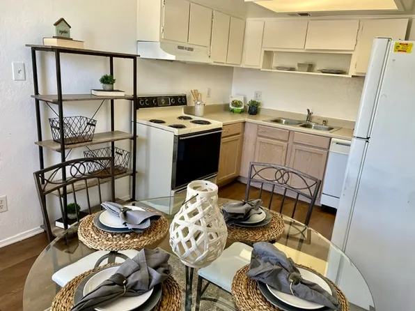Fully Updated 2 Bedroom End Unit in Rio Rancho, 1010 Meadowlark Ct SE APT 4, Rio Rancho, NM 87124