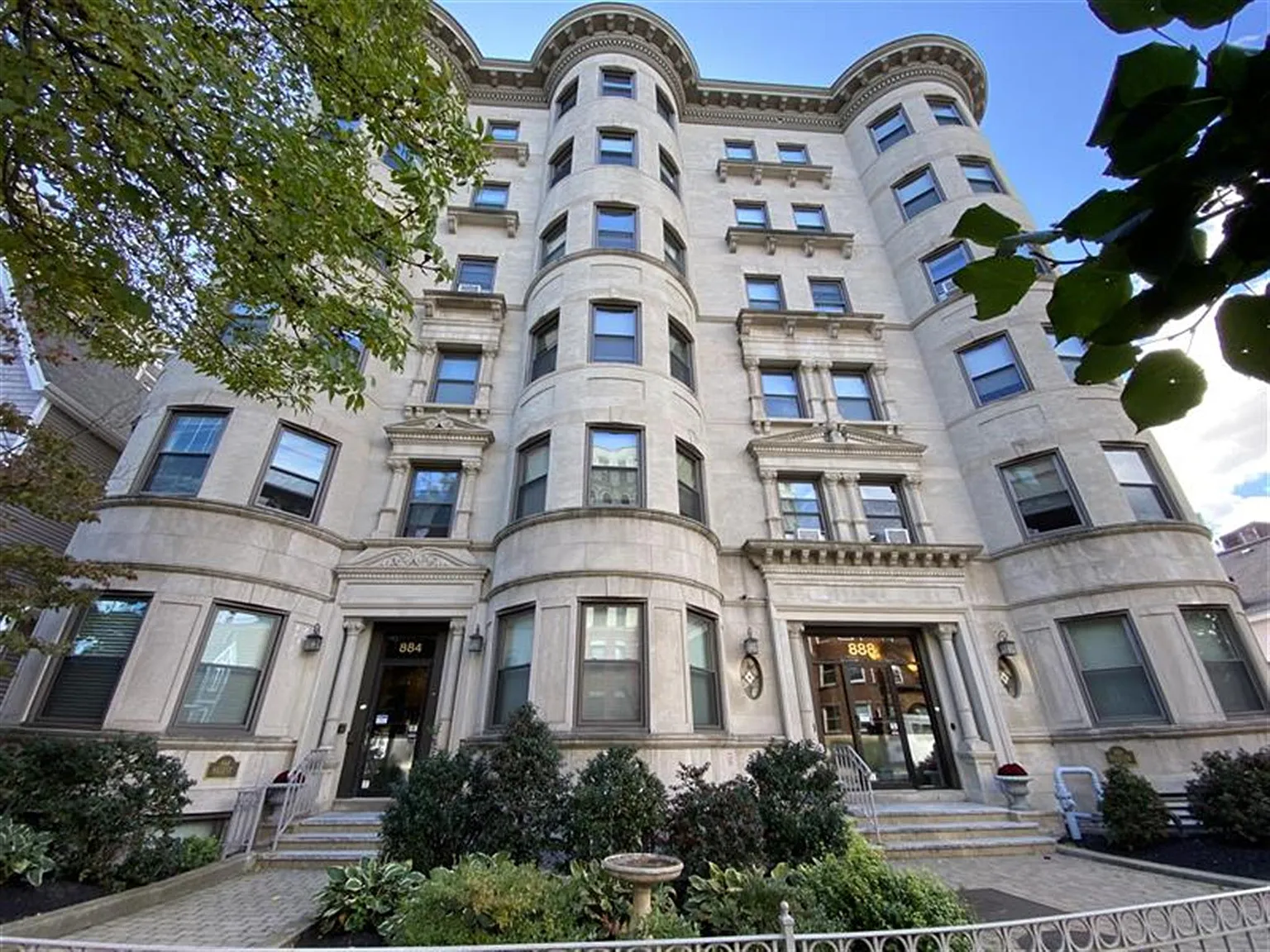 2 bed, 850 sqft, $3,665 — Photo 1
