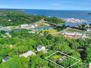 7 Mildred Pl, Hampton Bays, NY 11946