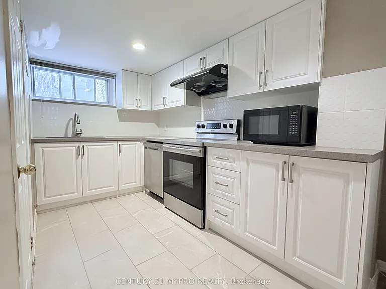 62 Geraldton Cres #LOWER — Photo 1