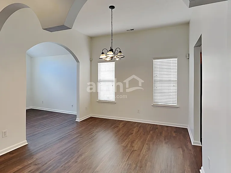 2521 Fairstone Ave — Photo 6
