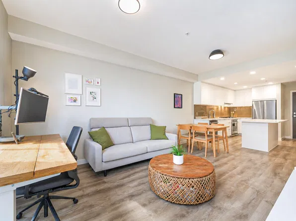 615 Cottonwood Ave #307, Coquitlam, BC V3J 2S5