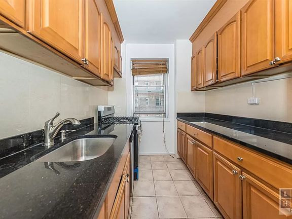 4th image of 550 Grand St APT G9d