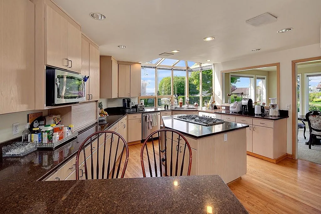 4 bed, 3.5 bath, 3790 sqft, $6,750 — Photo 1