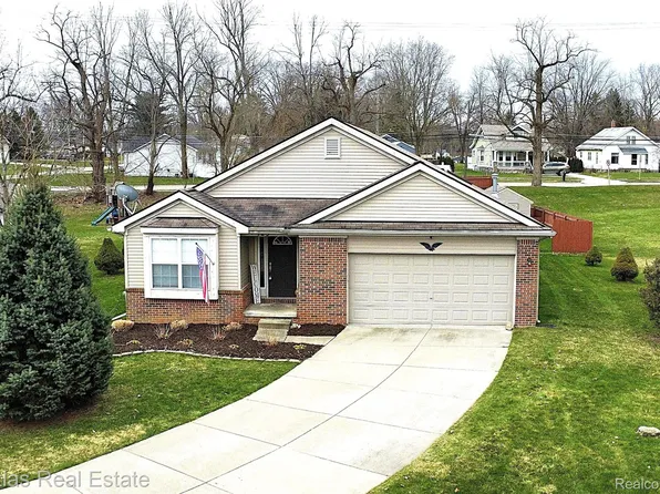 125 Fox Run Ct, Linden, MI 48451