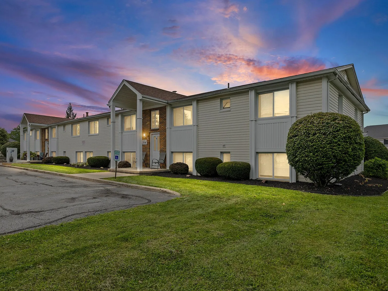 Hickory Manor — Photo 2