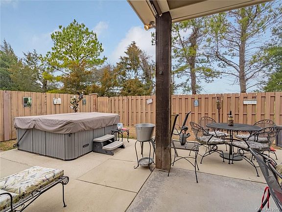 Spend your evenings in the hot tub! No backyard neighbors!