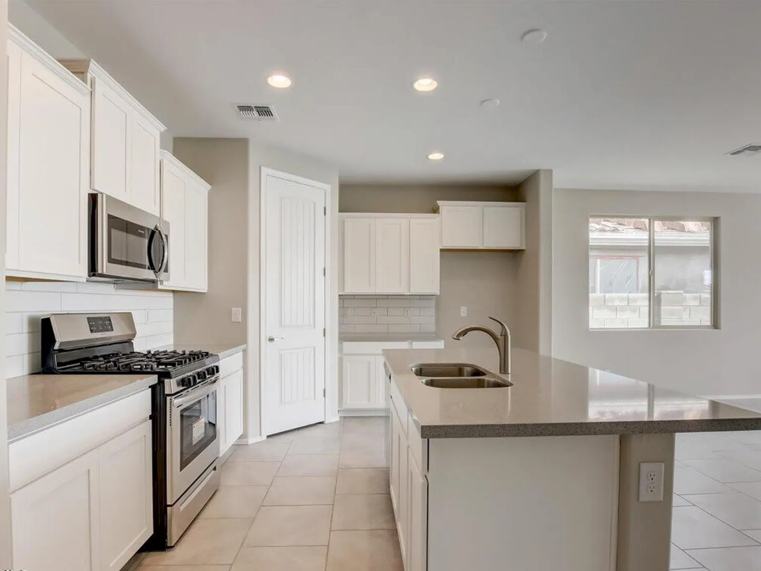3 bed, 1486 sqft, $2,400 — Photo 3