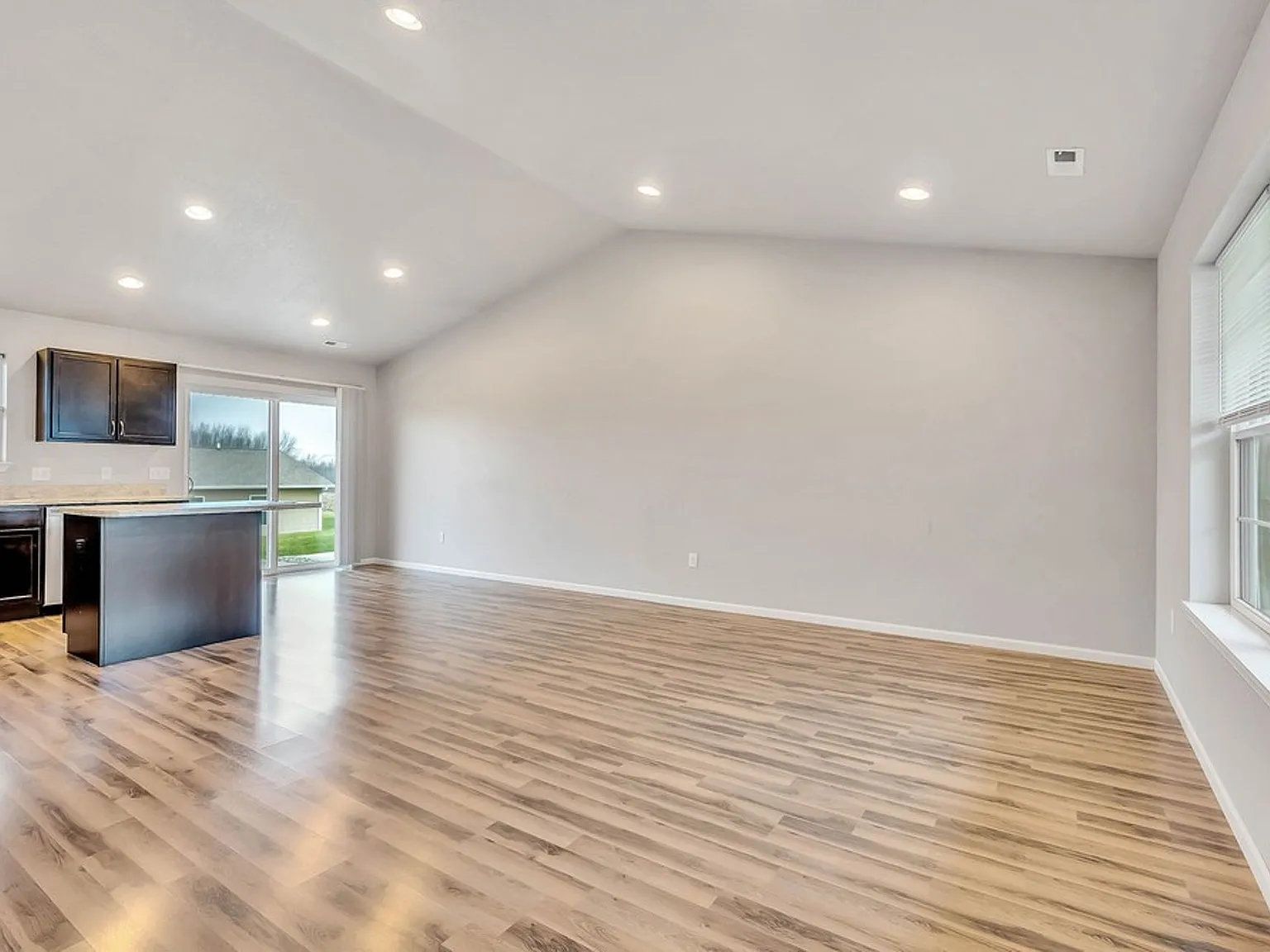 Beautiful 2 Bed 2 Bath | Waterloo | Near Lost Island Waterpark — Photo 4