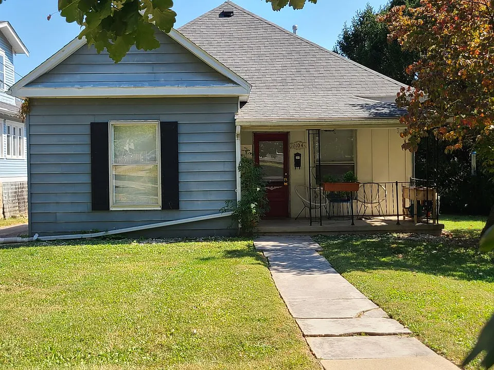 1104 N Woodburn Ave