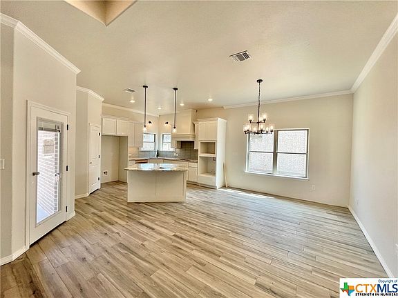 4th image of 719 Eagle View Dr