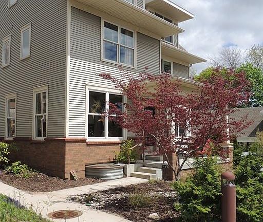 2nd image of 822 Livingston Ave NE