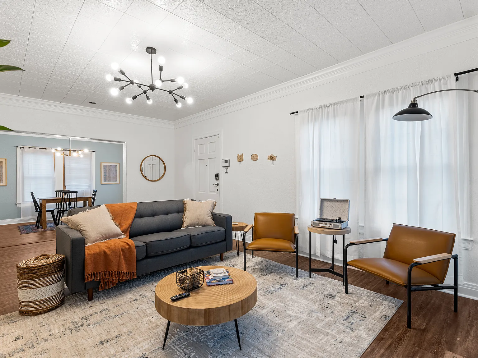 2050 W Mistletoe Ave — Photo 1
