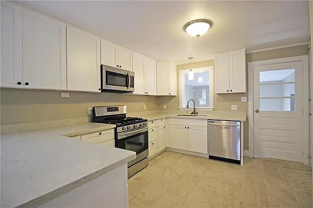 3 bed, 1.5 bath, 1800 sqft, $1,995 — Photo 4