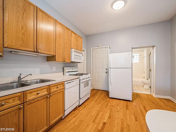 4th image of 2159 N Claremont Ave #1