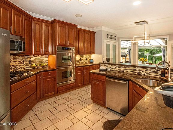3rd image of 12521 Comblain Rd