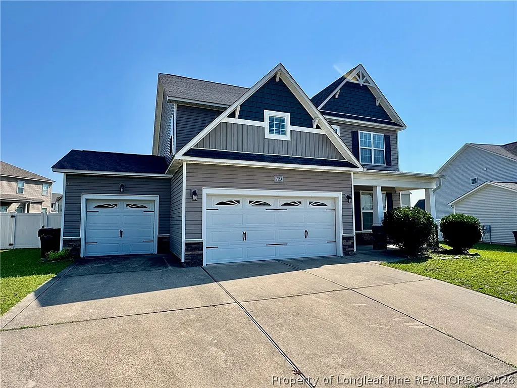 4 bed, 2.5 bath, 2361 sqft, $2,100 — Photo 2