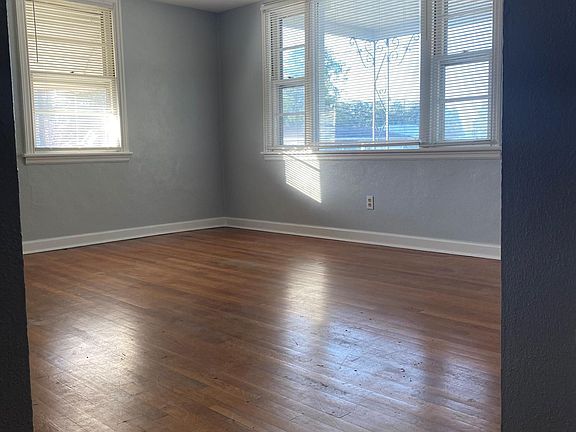 WINDOW BRIGHT LIVING ROOM