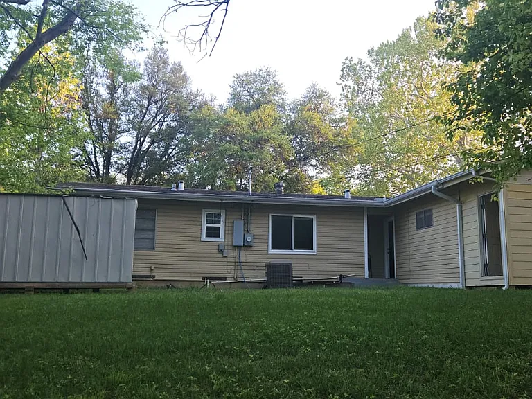 1214 Burleson St — Photo 3
