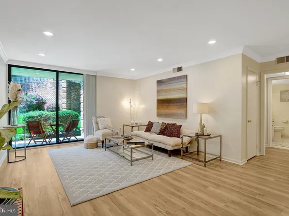 3109 Patrick Henry Dr APT 627, Falls Church, VA 22044