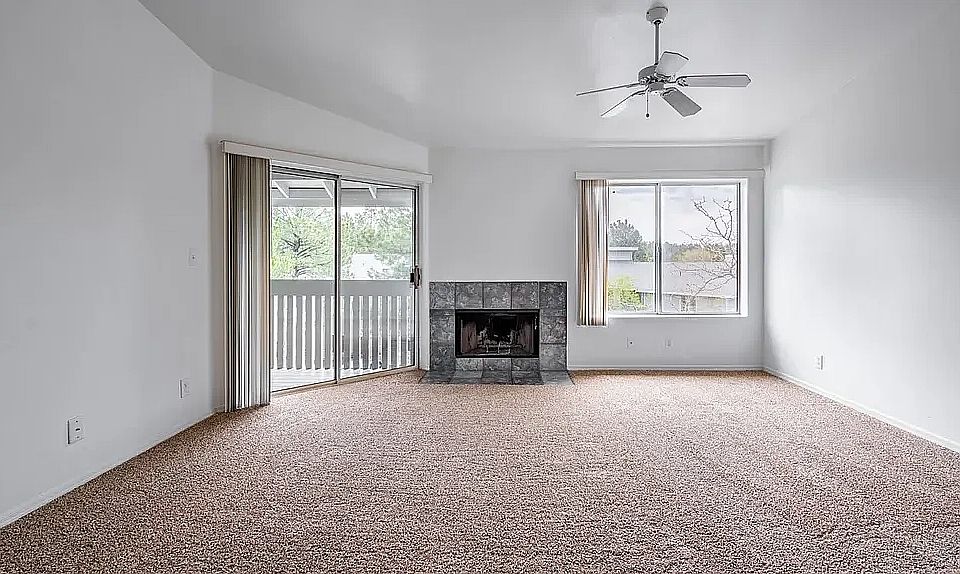 2x2 empty living