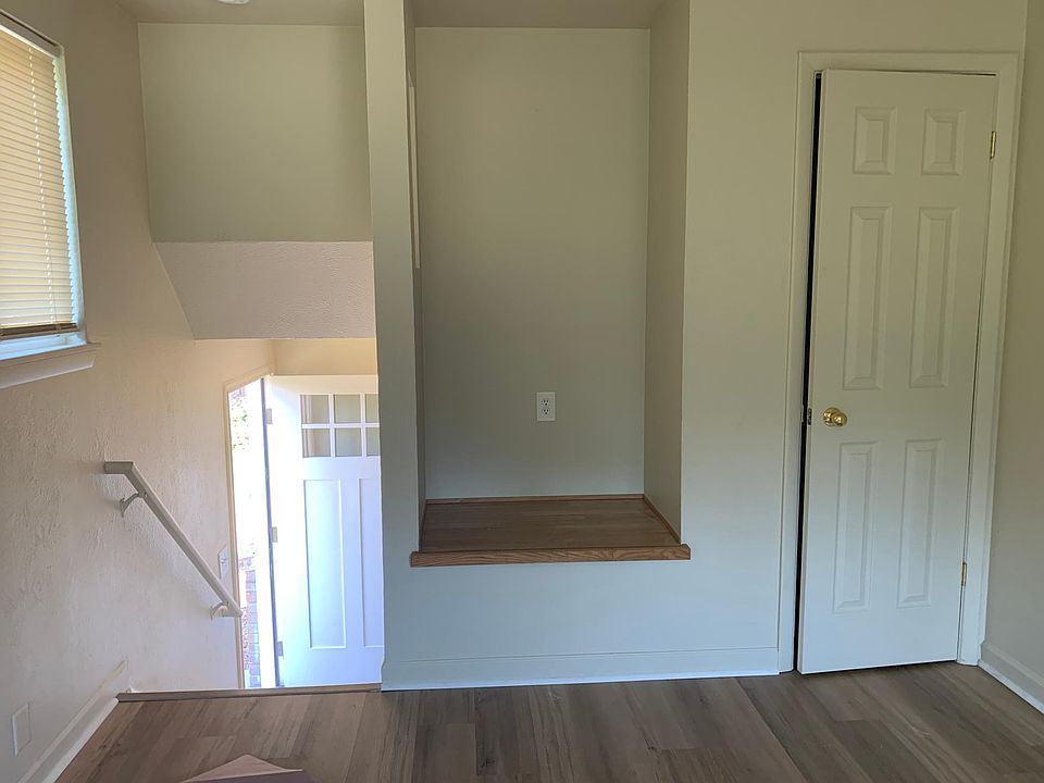 Living Room to Mid-Level; TV Nook