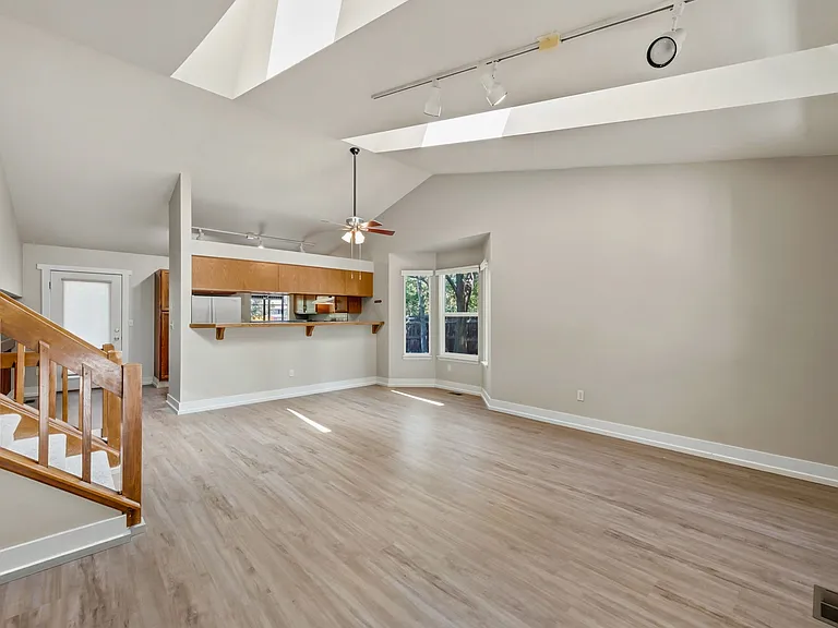 2461 Hampshire Sq — Photo 4