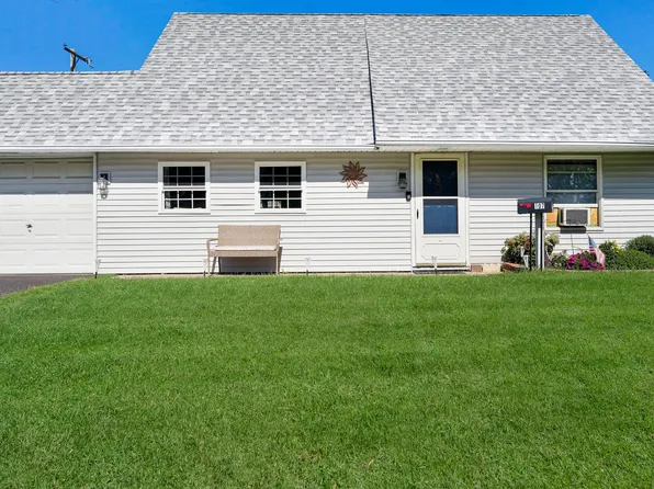 107 Hollow Rd, Levittown, PA 19056