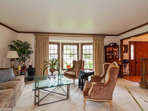 5th image of 607 Lexington Ct