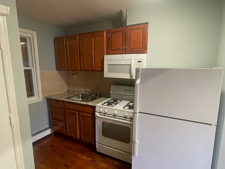 537 Summer St — Photo 3