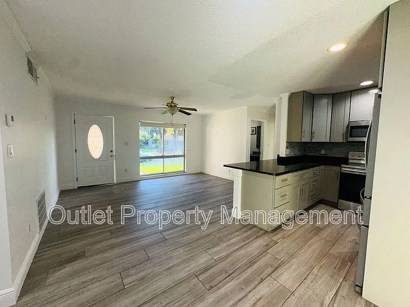 3 bed, 2.0 bath, 1368 sqft, $1,950 — Photo 2